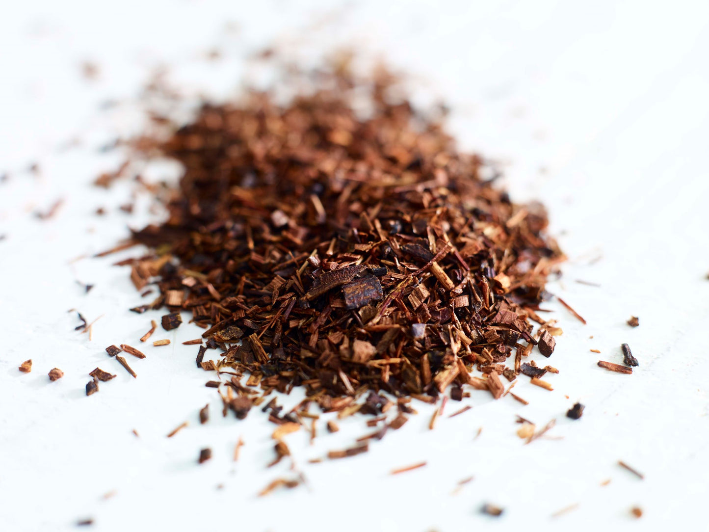 teapigs honeybush and rooibos organic herbal red tea close up. økologisk løs urtete tæt på