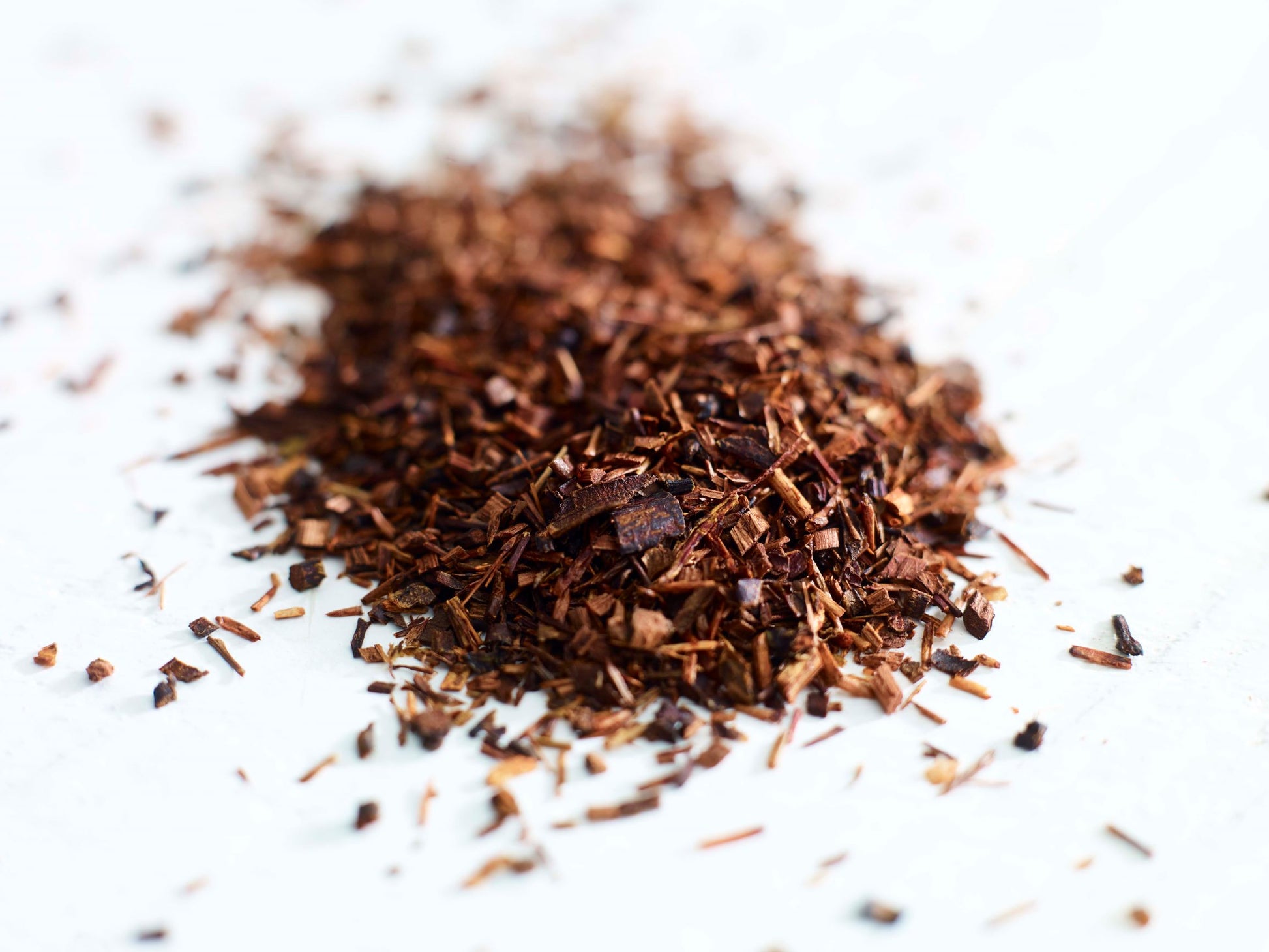 teapigs honeybush and rooibos organic herbal red tea close up. økologisk løs urtete tæt på