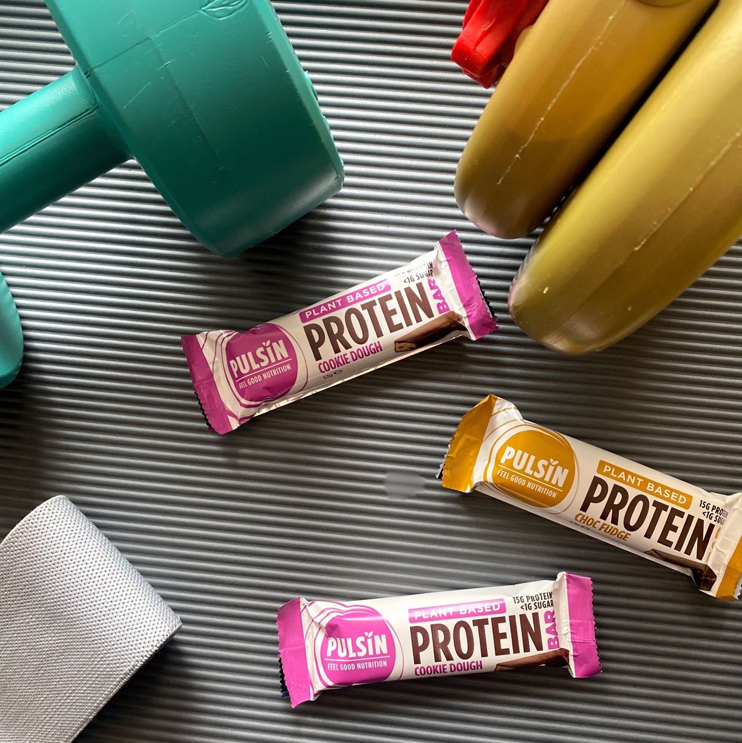 Begge protein bars fra Pulsin med træningsudstyr