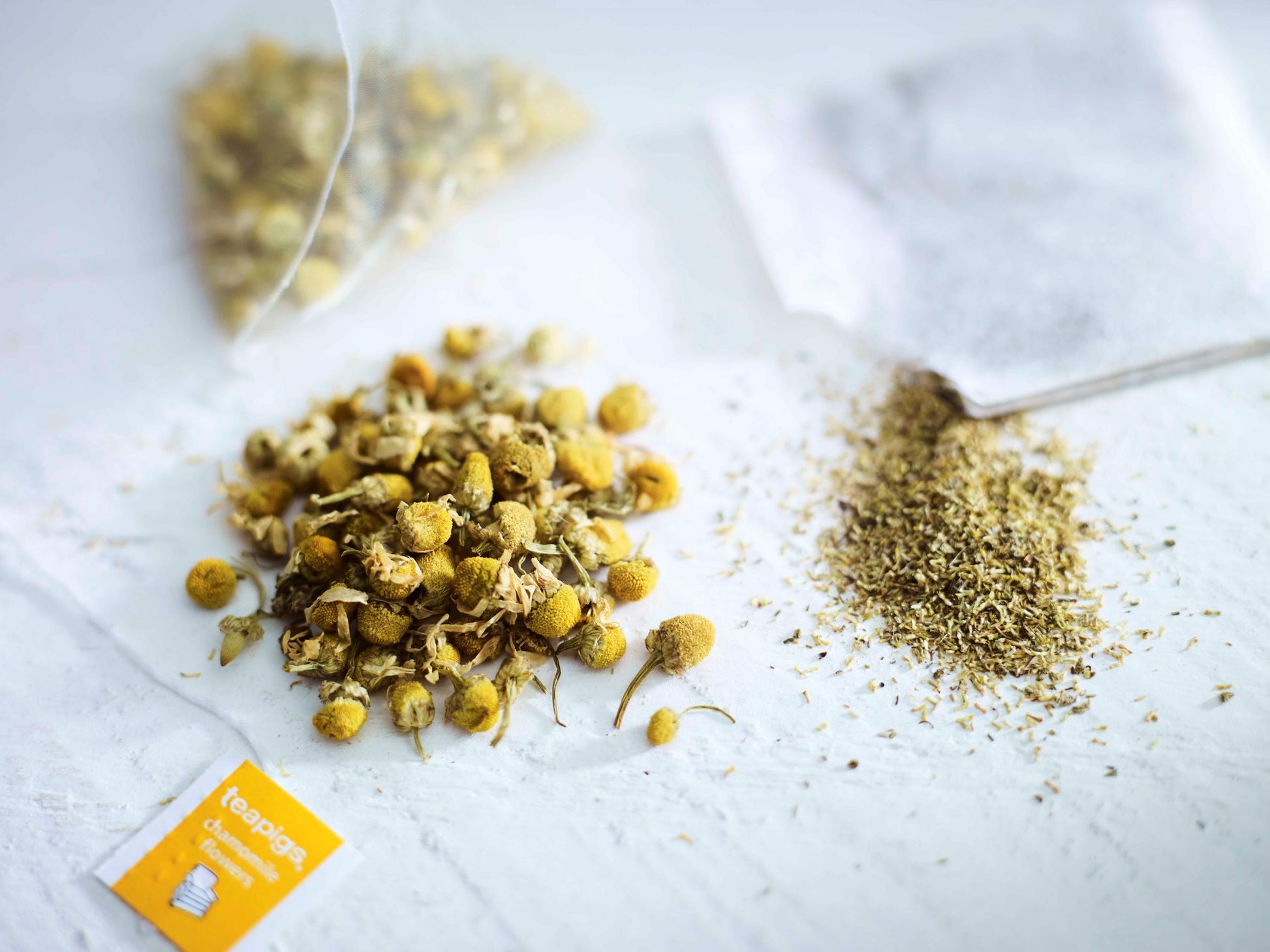 teapigs chamomile flowers organic tea close up. Kamillete tæt på økologisk og koffeinfri