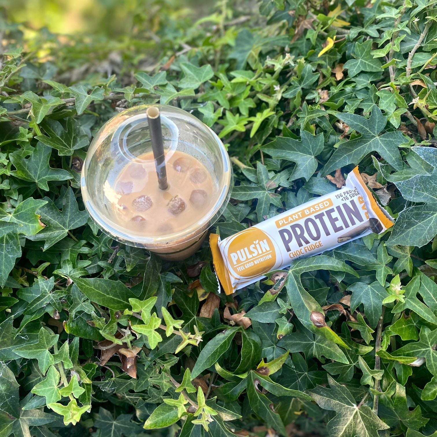Protein bar Choc Fudge med en kop iskaffe