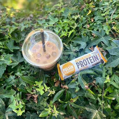 Protein bar Choc Fudge med en kop iskaffe