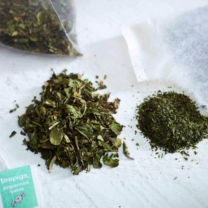 økologisk løs pebermynte te fra teapigs sammenlignet med et andet mærke af pebermynte te.
